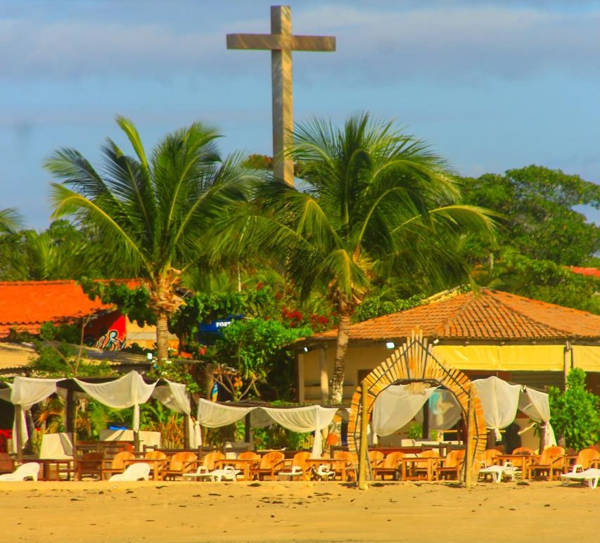 Praia com coqueiros ao entardecer - Ponta dos Corais
